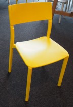 Konferansestol i gul plast fra IKEA, modell Janinge, stablestol, pent brukt