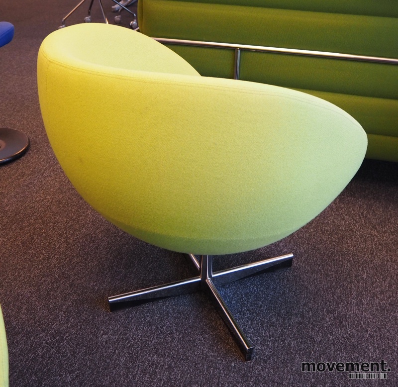 ForaForm Planet Loungestol i grøntstoffkrom, design: Svein ForaForm Planet Loungestol i lyst grøntstoff krom, design