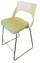 Barstol i eik / grønt stoff fra Kinnarps, modell Embrace, sittehøyde 65cm, pent brukt