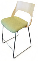 Barstol i eik / grønt stoff fra Kinnarps, modell Embrace, sittehøyde 65cm, pent brukt.