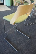 Barstol i eik / grønt stoff fra Kinnarps, modell Embrace, sittehøyde 65cm, pent brukt.
