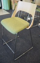 Barstol i eik / grønt stoff fra Kinnarps, modell Embrace, sittehøyde 65cm, pent brukt.