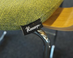 Barstol i eik / grønt stoff fra Kinnarps, modell Embrace, sittehøyde 65cm, pent brukt