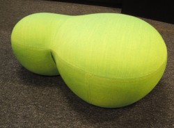 Puff / loungemøbel i grøntt stoff, 73x50cm, høyde 33cm, Puppa fra Blå Station, pent brukt