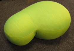 Puff / loungemøbel i grøntt stoff, 73x50cm, høyde 33cm, Puppa fra Blå Station, pent brukt