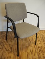 Konferansestol i lys brun / sort med armlene fra Sesta Italia, modell Q-44, kan kobles sammen i rekker, pent brukt