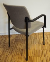 Konferansestol i lys brun / sort med armlene fra Sesta Italia, modell Q-44, kan kobles sammen i rekker, pent brukt