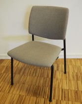 Konferansestol i lys brun / sort fra Sesta Italia, modell Q-44, kan kobles sammen i rekker, pent brukt