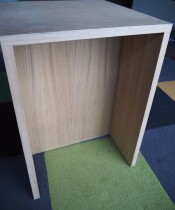 Sidebord / liten skjenk / mediabenk i hvitpigmentert eik, 50x50cm, høyde 70cm, pent brukt
