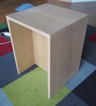 Sidebord / liten skjenk / mediabenk i hvitpigmentert eik, 50x50cm, høyde 70cm, pent brukt