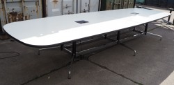 Stort møtebord i hvitt med sort kant, Vitra Eames Segmented Table, 426x136cm, 14-16personer, pent brukt