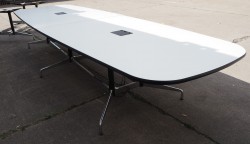 Stort møtebord i hvitt med sort kant, Vitra Eames Segmented Table, 426x136cm, 14-16personer, pent brukt