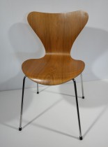 Arne Jacobsen 7er-stol / syver-stol, model 3107 i valnøtt, understell i krom, pent brukt