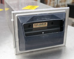 Serviettdispenser fra San Jamar i rustfritt stål, for nedfelling i benkeplate / serveringsdisk, pent brukt