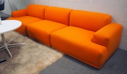 Muuto design-sofa, modell Connect modulsofa, 330cm bredde i oransje stoff, pent brukt