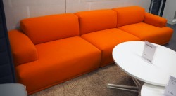 Muuto design-sofa, modell Connect modulsofa, 330cm bredde i oransje stoff, pent brukt