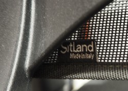 Kontorstol fra Sitland - Team Air i sort, høy rygg og armlener, pent brukt