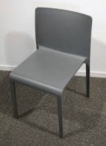 Kafestol / stol for uteservering i grå plast fra Pedrali, modell Volt, pent brukt