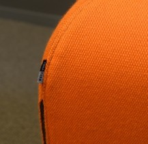 Sittepuff / krakk / pall fra ForaForm, modell Misto i orange,  43cm sittehøyde, design: Olav Eldøy, pent brukt