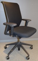 Vitra ID Mesh kontorstol i sort stoff / mesh rygg, armlener i sort/krom, sort kryss, pent brukt