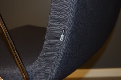 ForaForm Clint konferansestol på hjul med høy rygg og armlene i grått stoff, understell i krom, pent brukt