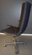 ForaForm Clint konferansestol på hjul med høy rygg og armlene i grått stoff, understell i krom, pent brukt