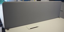 Bordskillevegg i lyst grått stoff fra Abstracta, 160x65cm, pent brukt