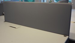 Bordskillevegg i lyst grått stoff fra Abstracta, 160x65cm, pent brukt
