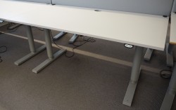 Martela elektrisk hevsenk-skrivebord 160x80cm, Lys grå plate, Grått understell, pent brukt
