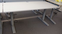 Martela elektrisk hevsenk-skrivebord 160x80cm, Lys grå plate, Grått understell, pent brukt