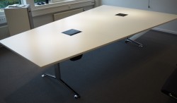 Trapesformet møtebord i hvitt / krom, 300x200cm, passer 10-12 personer, egnet for videokonferanse, pent brukt