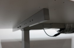 Skrivebord med elektrisk hevsenk i hvitt / grått fra Linak, 160x80cm, pent brukt understell med ny plate