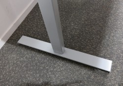Skrivebord med elektrisk hevsenk i hvitt / grått fra Linak, 160x80cm, pent brukt understell med ny plate