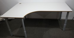 Hjørneskrivebord i lys grå / grå, 180x120cm, venstreløsning, pent brukt