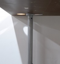 Hjørneskrivebord i lys grå / grå, 180x120cm, venstreløsning, pent brukt