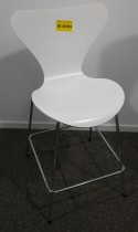 Barkrakk / barstol: Arne Jacobsen 7er / syverstol, 3107 barstol i hvitt / krom, pent brukt