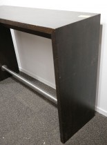Barbord / ståbord i brunbeiset eik, 160x50cm, høyde 110cm, brukt med noe slitasje