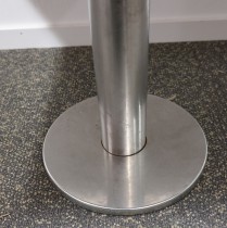 Kafebord med plate i lys eikelaminat, understell i satinert stål for montering i gulv, 109x69cm, H=76cm, pent brukt