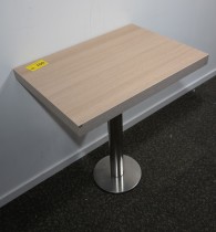 Kafebord med plate i lys eikelaminat, understell i satinert stål for montering i gulv, 69x49cm, H=76cm, pent brukt
