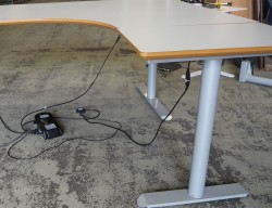 Hjørneløsning / skrivebord med elektrisk hevsenk i lys grå fra Linak. 180x160cm høyreløsning, pent brukt