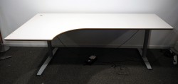 Skrivebord med elektrisk hevsenk i lys grå fra Svenheim, 200x120cm, venstreløsning, pent brukt