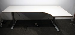 Skrivebord med elektrisk hevsenk i lys grå fra Svenheim, 200x120cm, høyreløsning, pent brukt