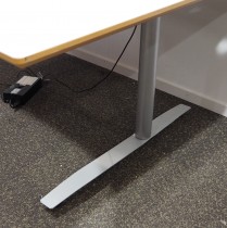 Skrivebord med elektrisk hevsenk i lys grå fra Svenheim, 200x120cm, høyreløsning, pent brukt