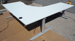 Kinnarps elektrisk hevsenk hjørneløsning skrivebord i lys grå, 180x220cm, sving på venstre side, T-serie, pent brukt