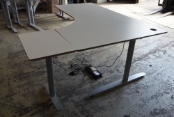 Hjørneløsning / skrivebord med elektrisk hevsenk i lys grå fra Svenheim, 180x150cm, alternativt 180x170 høyreløsning, pent brukt