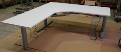 Kinnarps elektrisk hevsenk hjørneløsning skrivebord i hvitt, 180x200cm, sving på venstre side, T-serie, pent brukt understell med ny plate
