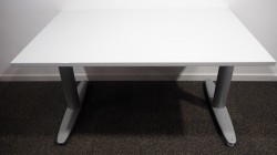 Skrivebord med elektrisk hevsenk fra Kinnarps, T-serie i lys grå, 120x80cm, pent brukt