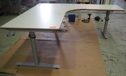 Hjørneløsning / skrivebord med elektrisk hevsenk i lys grå fra Svenheim. 220x160cm høyreløsning, pent brukt