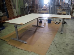 Hjørneløsning / skrivebord med elektrisk hevsenk i lys grå fra Svenheim. 220x160cm høyreløsning, pent brukt