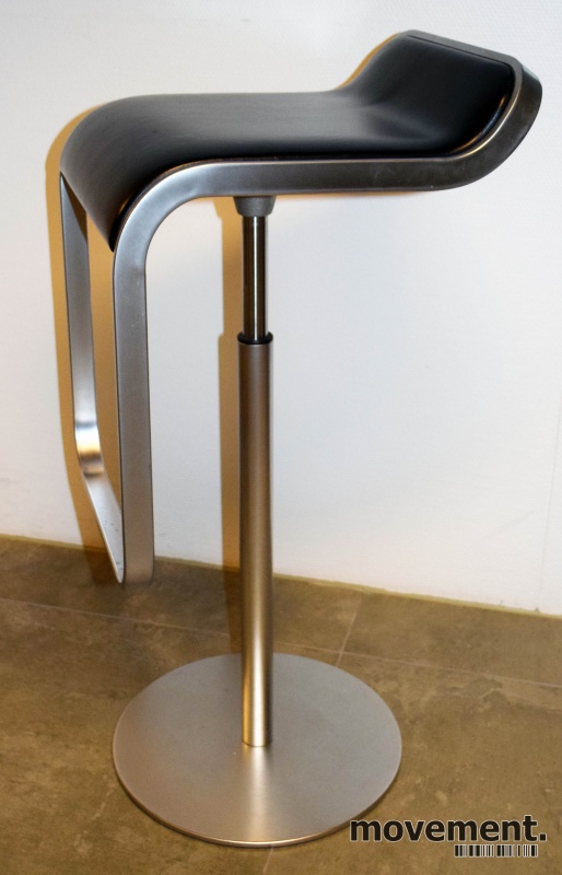 La Palma Lem Stool, høydejusterbarbarkrakk i sort skinn La Palma Lem Stool, høydejusterbarbarkrakk i sort skinn